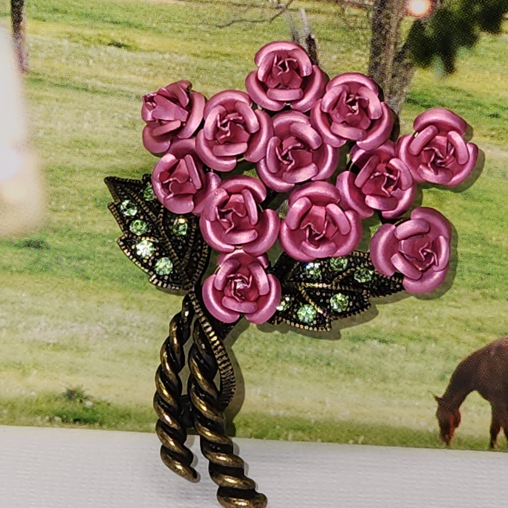 #2443, SIGNED AVON STUNNING BROOCH, VINTAGE BOUQUET OF ROSES, RHINESTONES 